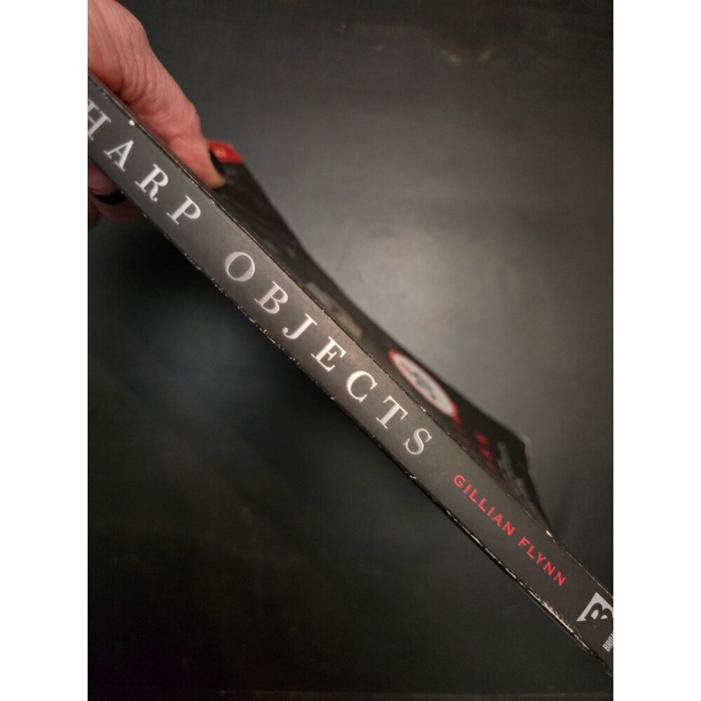Sharp Objects by Gillian Flynn Thriller Book - Picture 2 of 4